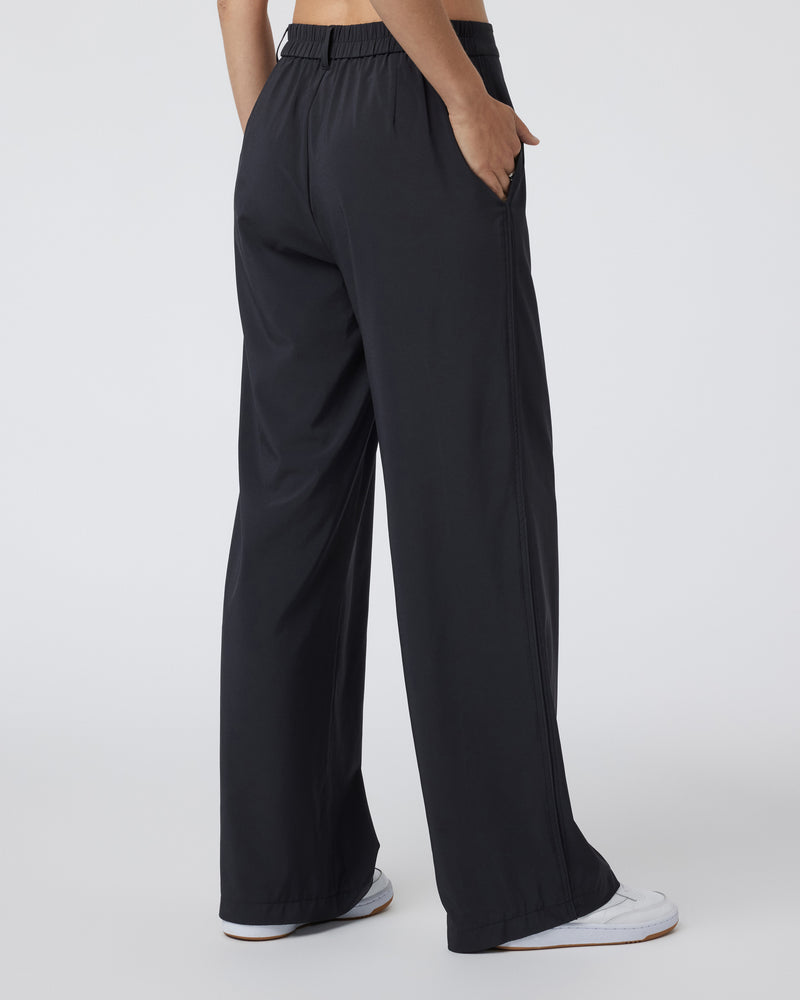 Load image into Gallery viewer, Vuori Women&#39;s Villa Trouser in Black
