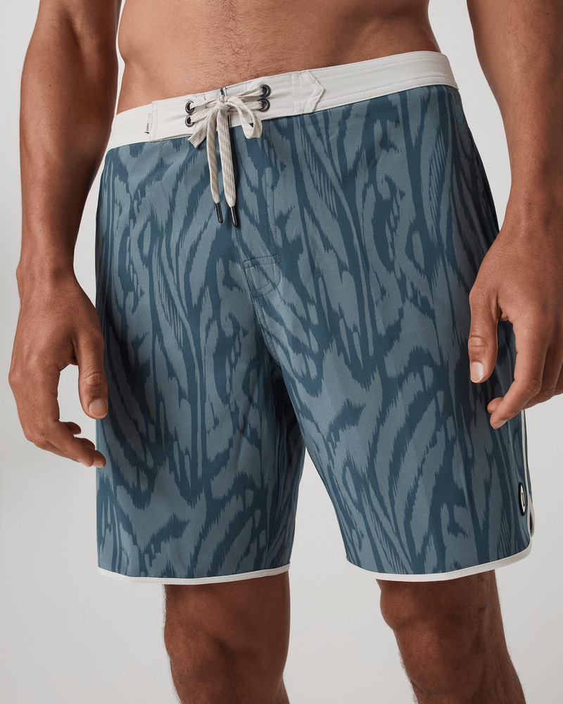 Load image into Gallery viewer, 30 / Blue Sea Mirage Vuori Men's Cruise Boardshort 7" in Blue Sea Mirage Vuori Men's Cruise Boardshort 7" in Blue Sea Mirage Vuori
