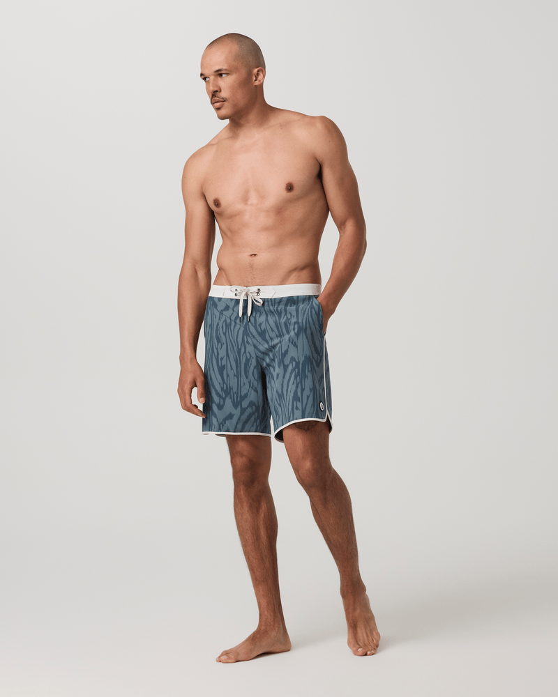 Load image into Gallery viewer, Vuori Men's Cruise Boardshort 7" in Blue Sea Mirage Vuori Men's Cruise Boardshort 7" in Blue Sea Mirage Vuori
