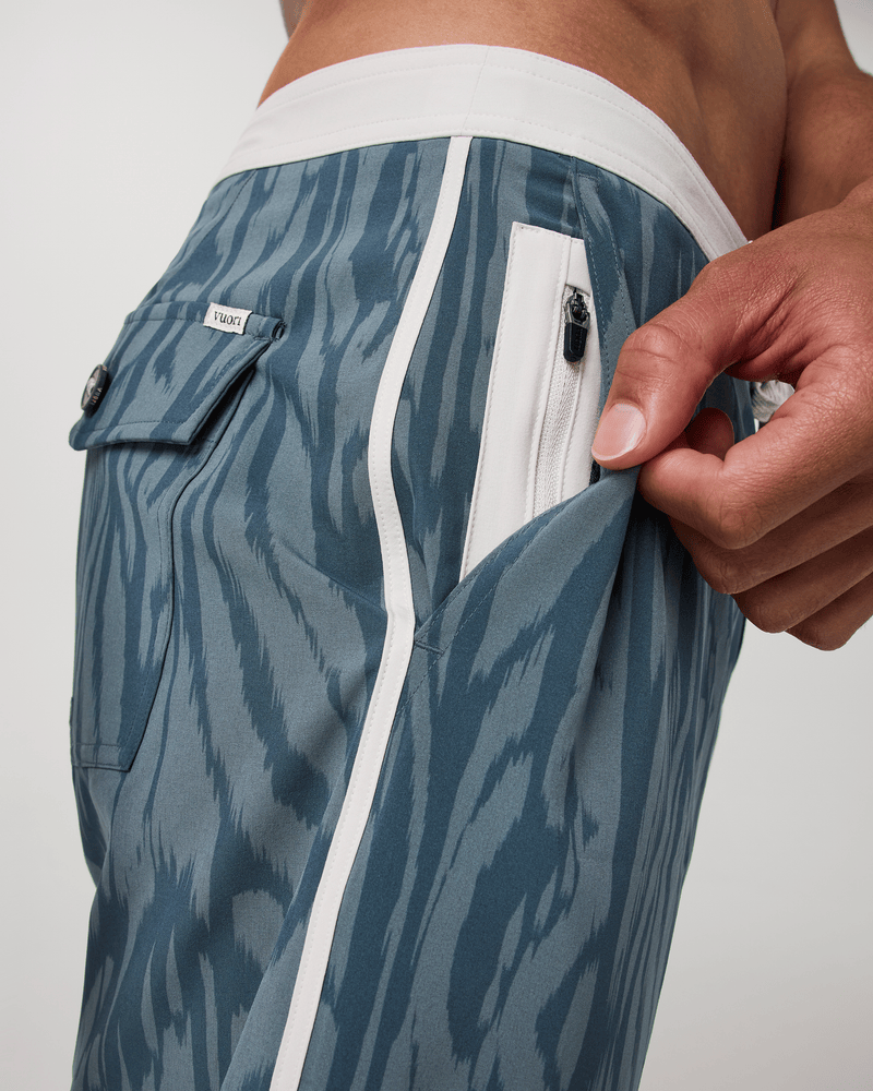 Load image into Gallery viewer, Vuori Men's Cruise Boardshort 7" in Blue Sea Mirage Vuori Men's Cruise Boardshort 7" in Blue Sea Mirage Vuori
