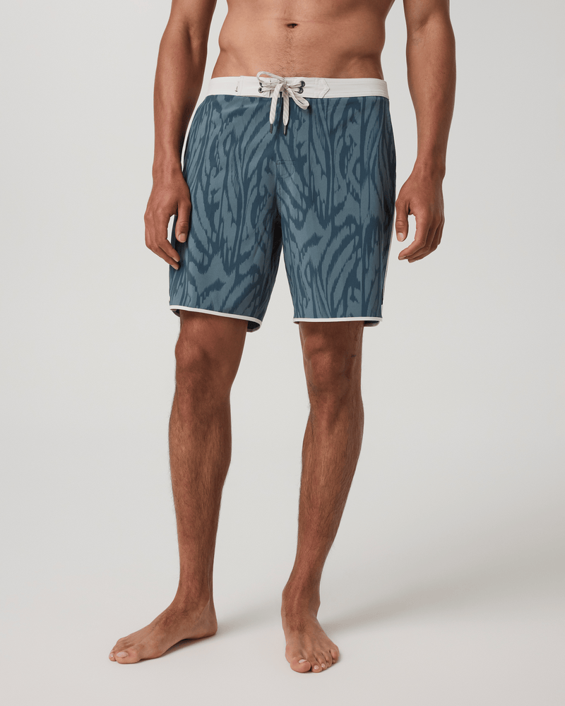 Load image into Gallery viewer, Vuori Men's Cruise Boardshort 7" in Blue Sea Mirage Vuori Men's Cruise Boardshort 7" in Blue Sea Mirage Vuori
