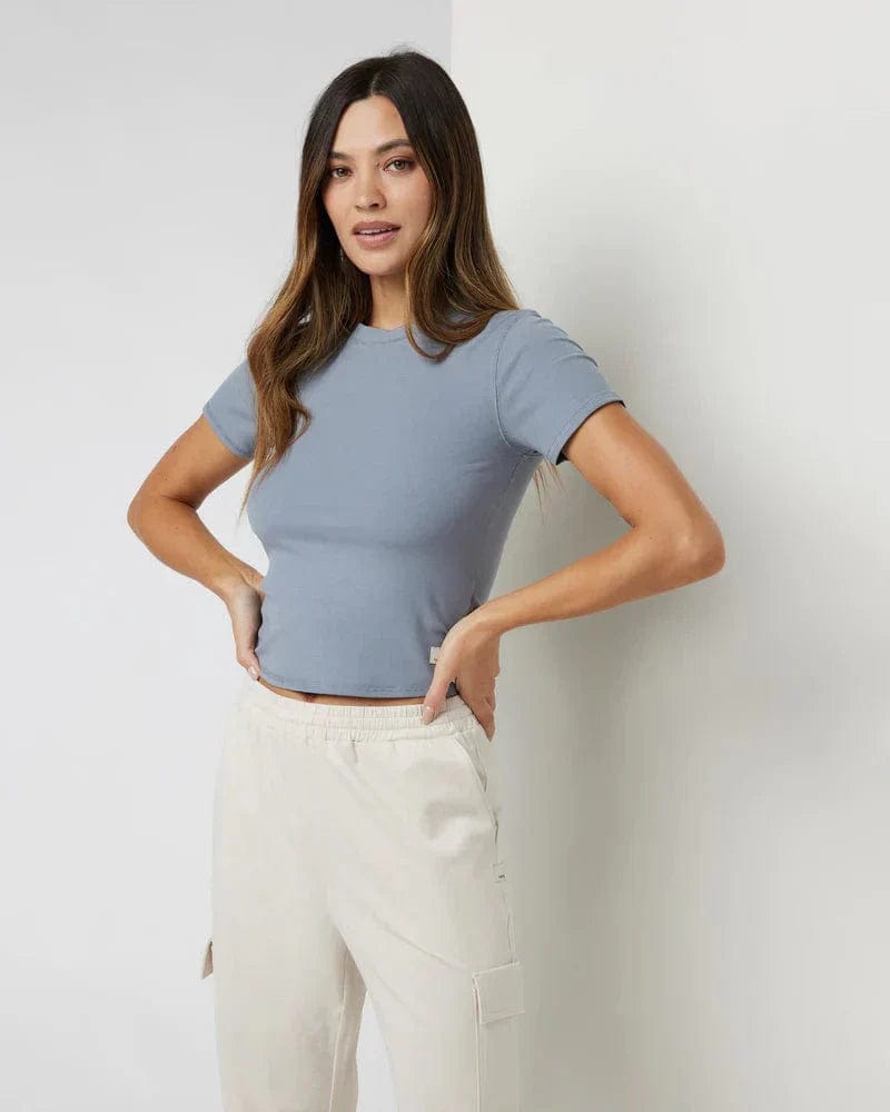 Load image into Gallery viewer, Vuori Pose Fitted Tee - Women&#39;s Vuori
