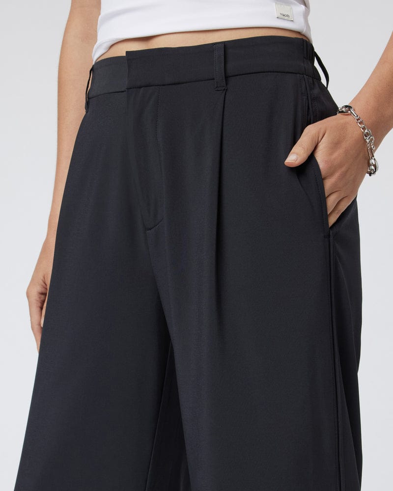Load image into Gallery viewer, Vuori Women&#39;s Villa Trouser in Black Vuori Women&#39;s Villa Trouser in Black Vuori

