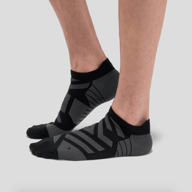 Load image into Gallery viewer, Black | Shadow / MED On Performance Low Sock - Men&#39;s On Running
